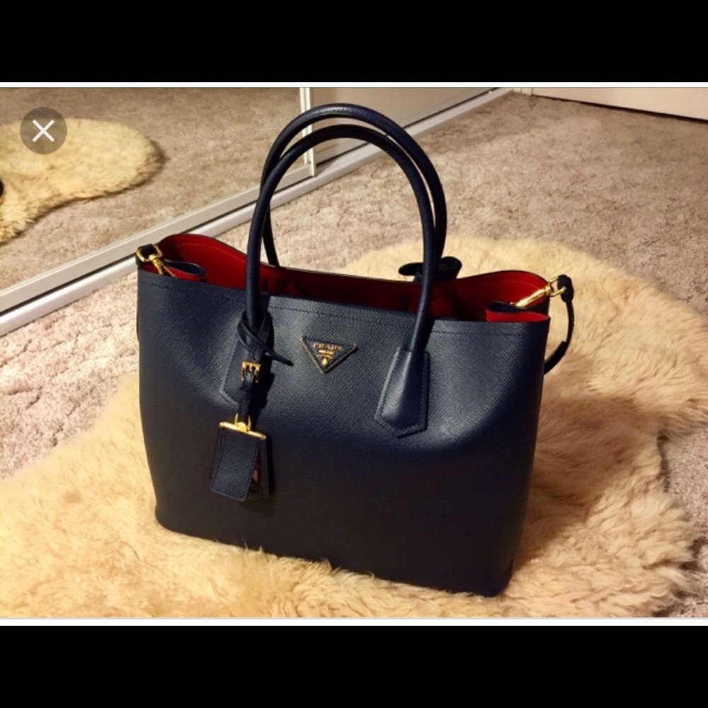 Prada purse - Picture 3 of 7
